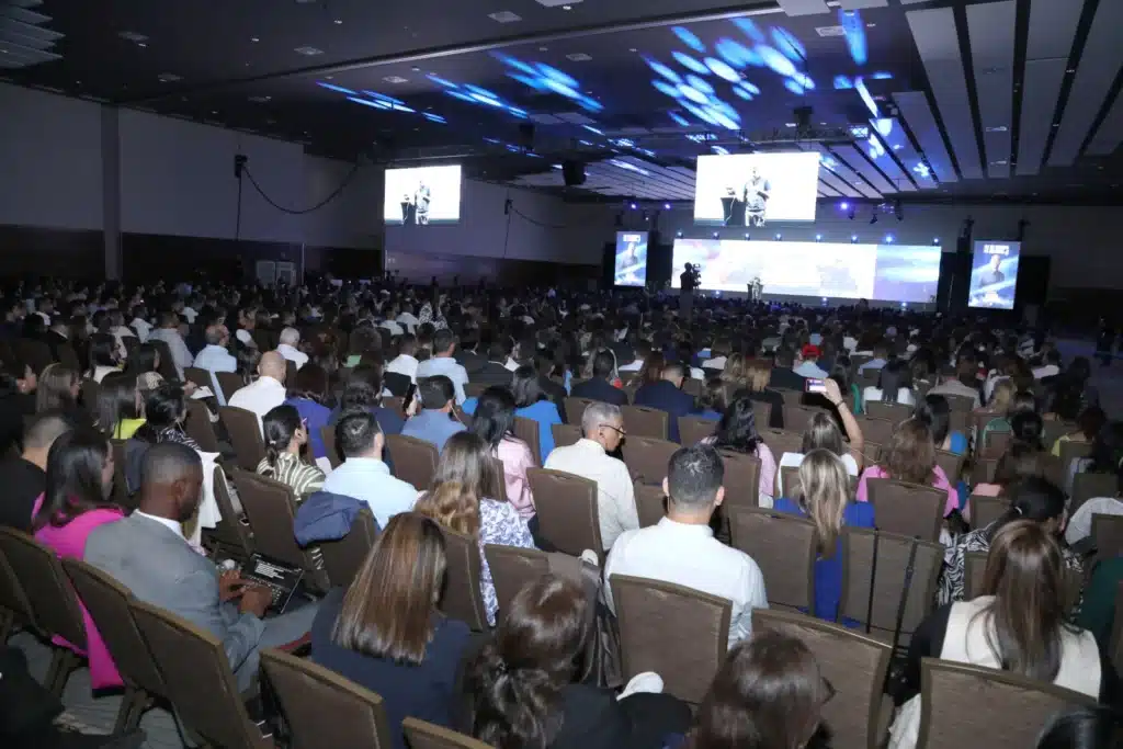 Conferencia de Liderazgo en Panamá 2025 - No es vender es Influir