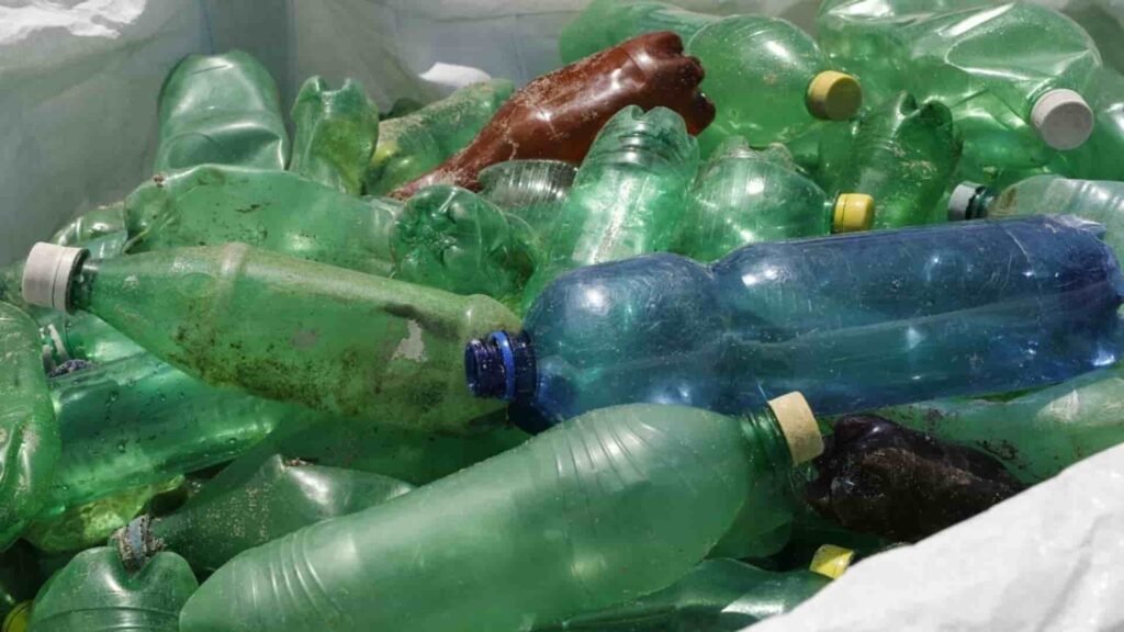 El plástico tendrá vetado su acceso a las áreas protegidas desde 2026