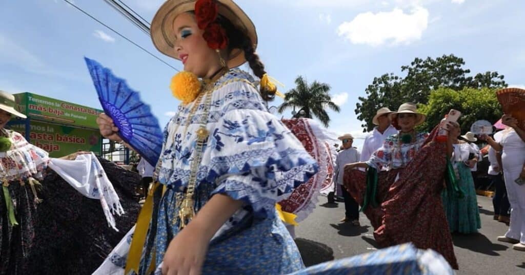 Desfile de las Mil Polleras