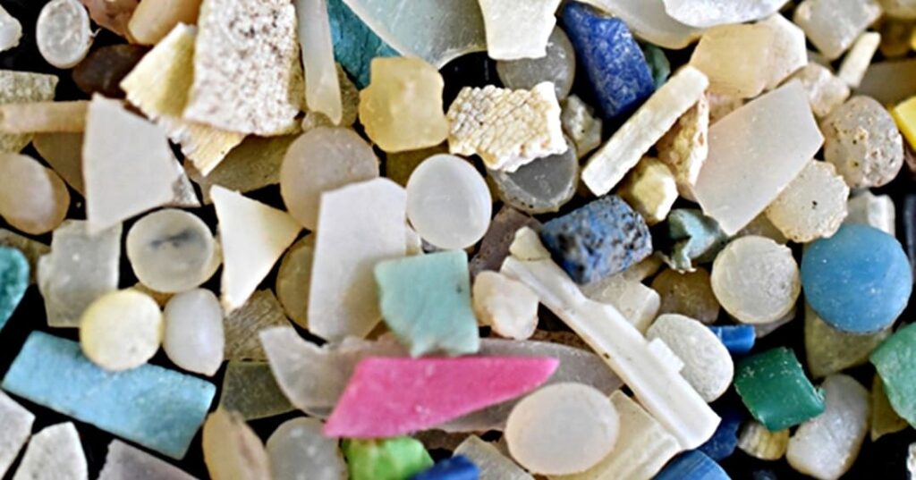 Costa Rica usa residuos plásticos para construir carreteras