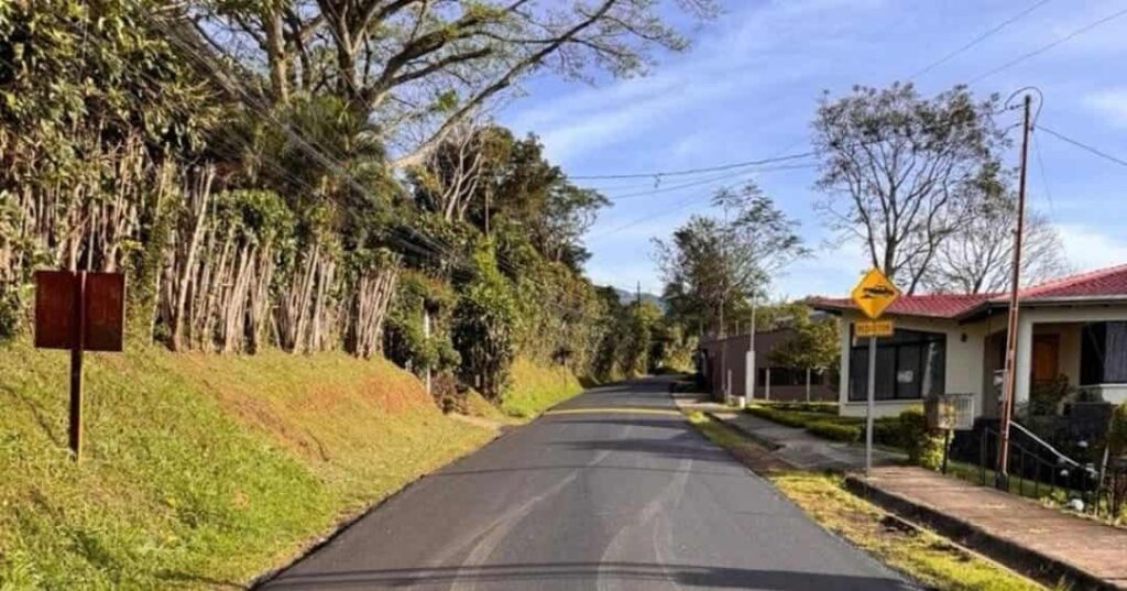 Costa Rica usa residuos plásticos para construir carreteras