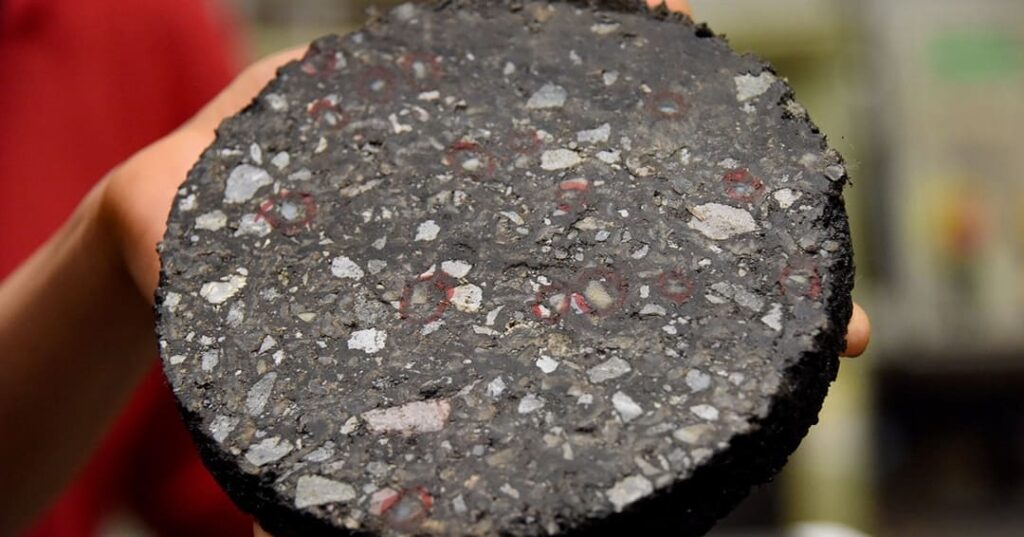 Costa Rica usa residuos plásticos para construir carreteras