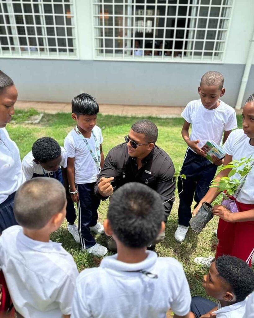 Educación ambiental y reciclaje en escuelas de Colón