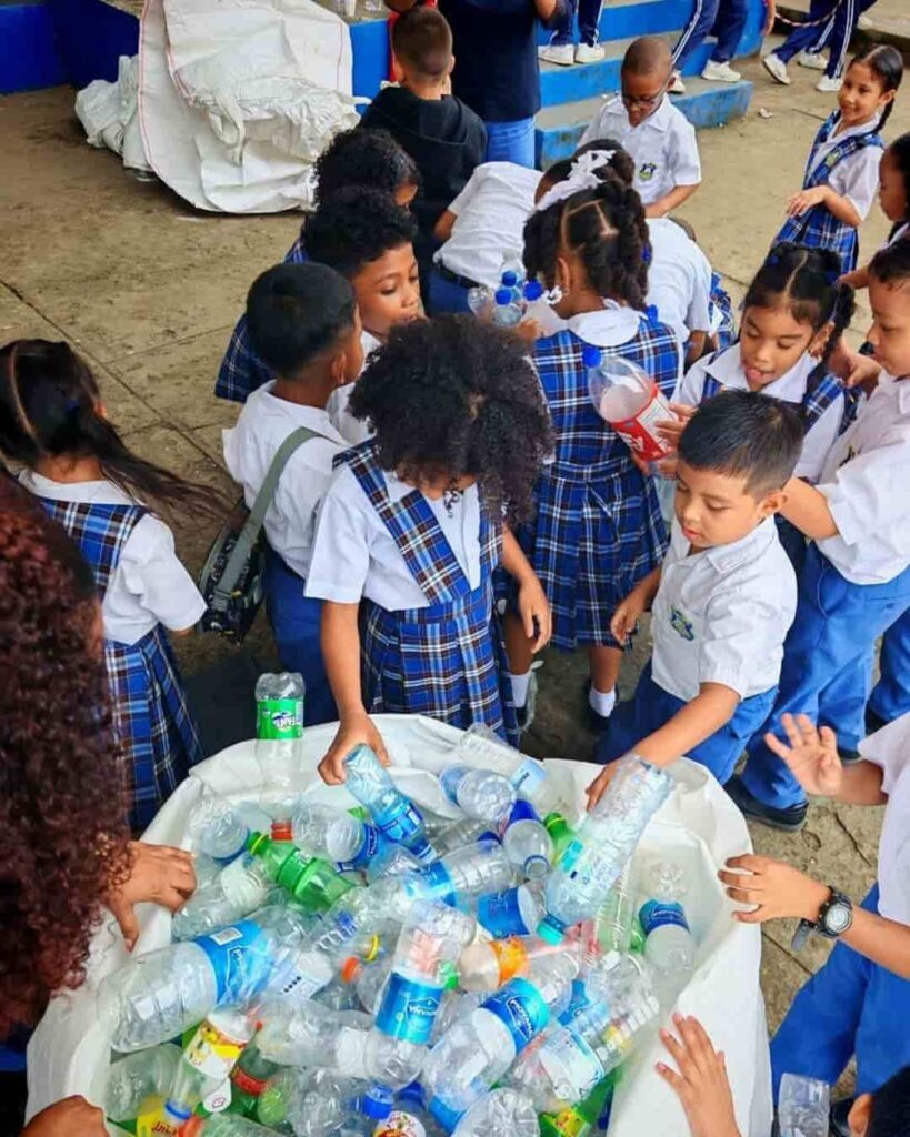 Educación ambiental y reciclaje en escuelas de Colón