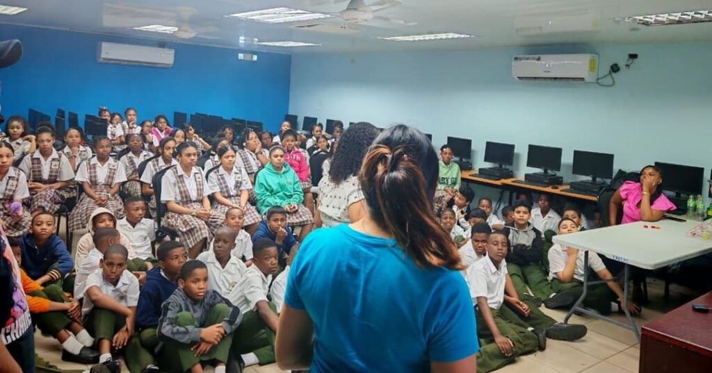 Educación ambiental y reciclaje en escuelas de Colón