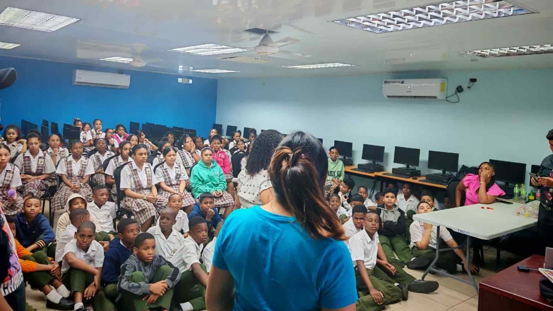 Educación ambiental y reciclaje en escuelas de Colón
