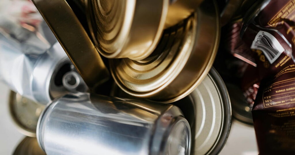 joven que recicla latas y dona ganancias