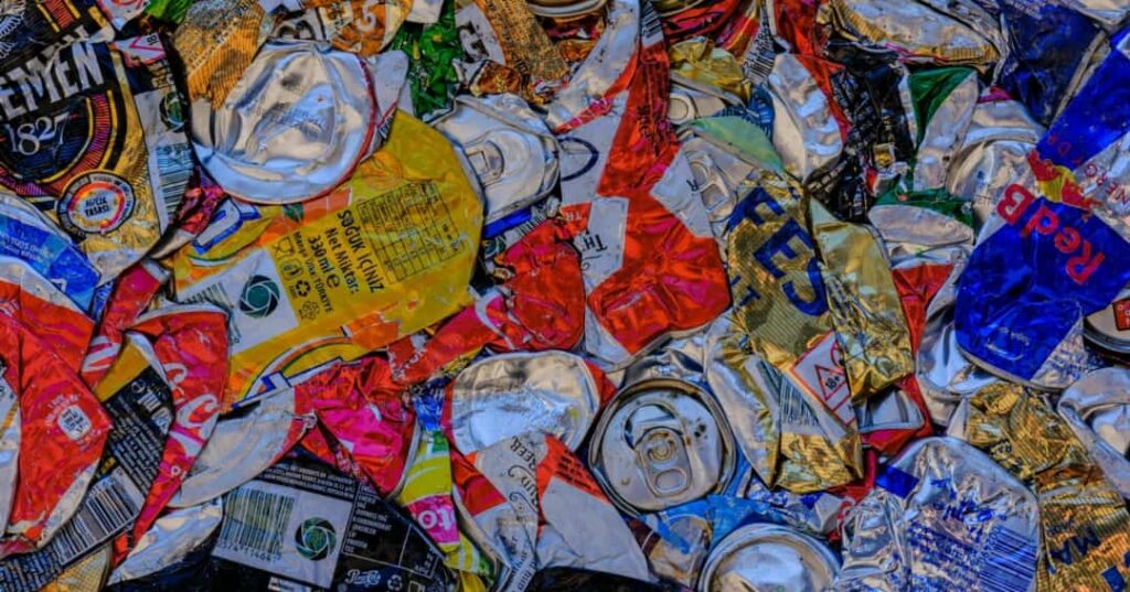 joven que recicla latas y dona ganancias