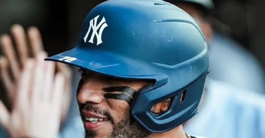 casco de José Caballero en el Salón de la Fama del Béisbol