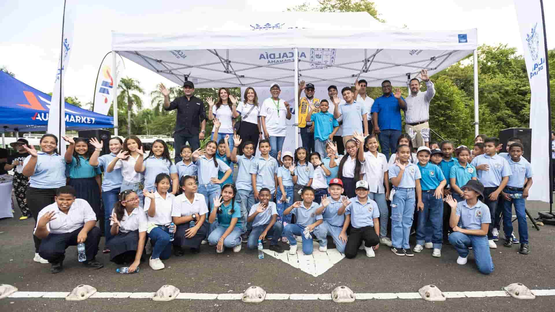 jornada de siembra en el Día de la Tierra