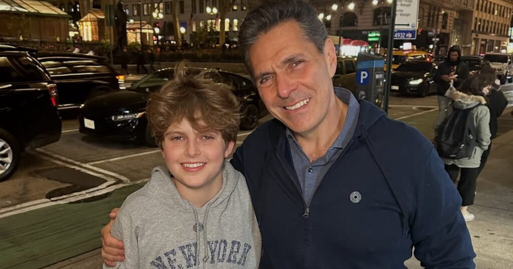 joven de 13 años cocina para personas sin hogar