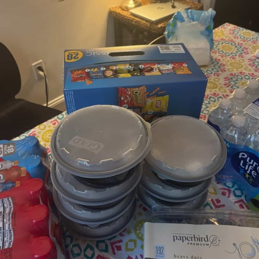 joven de 13 años cocina para personas sin hogar