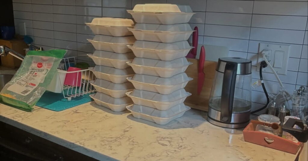 joven de 13 años cocina para personas sin hogar