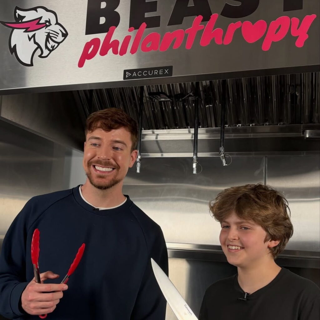 joven de 13 años cocina para personas sin hogar