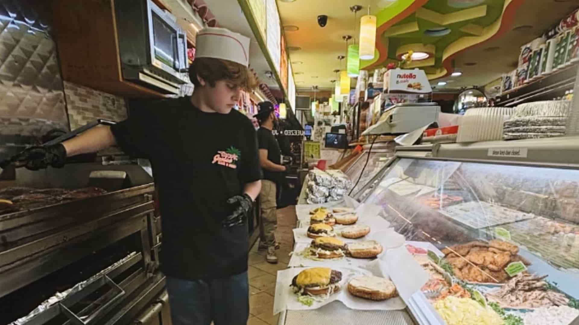 joven de 13 años cocina para personas sin hogar