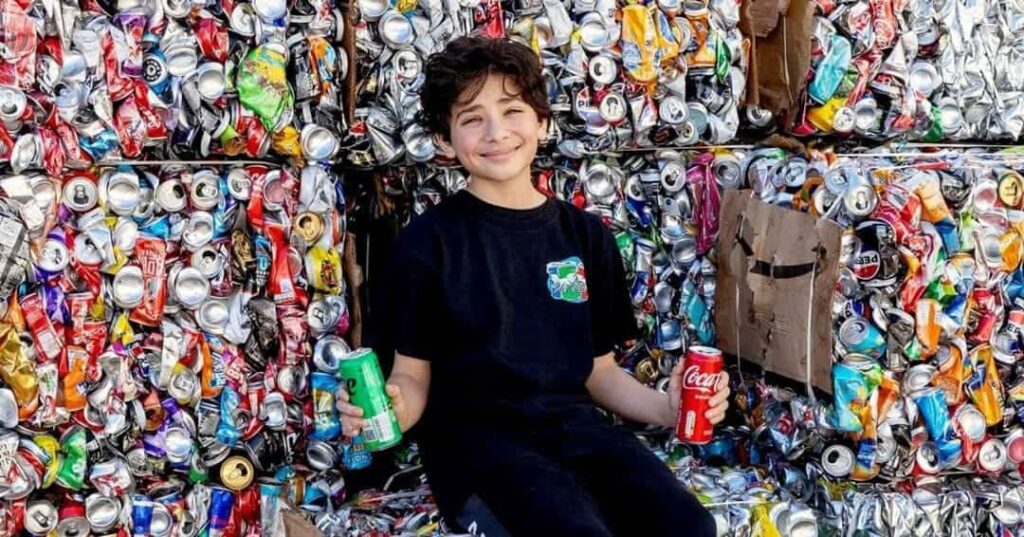 joven que recicla latas y dona ganancias