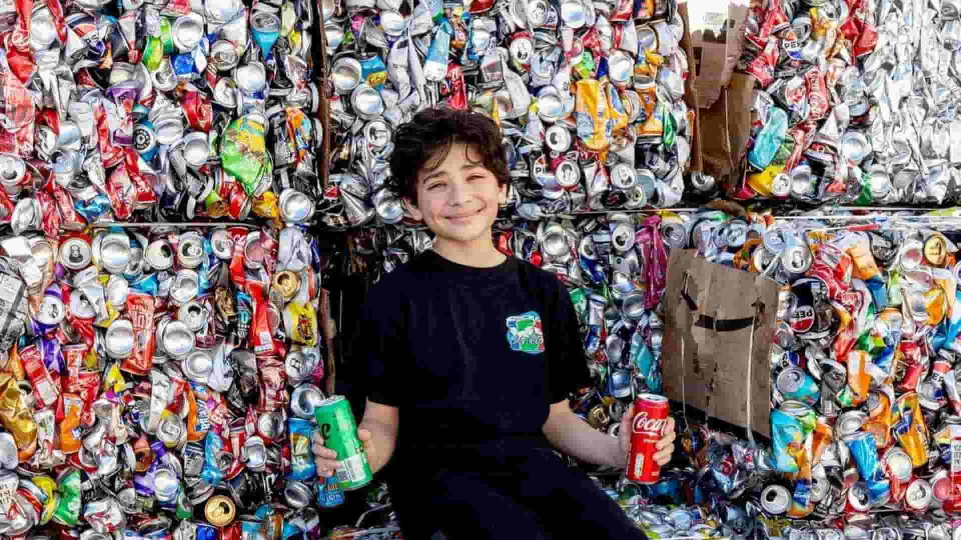 joven que recicla latas y dona ganancias