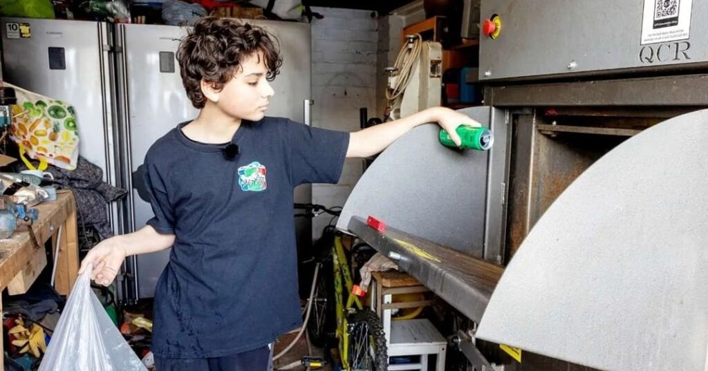joven que recicla latas y dona ganancias