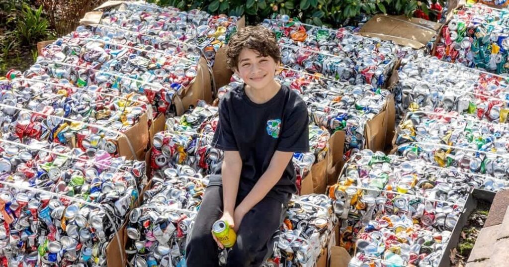 joven que recicla latas y dona ganancias
