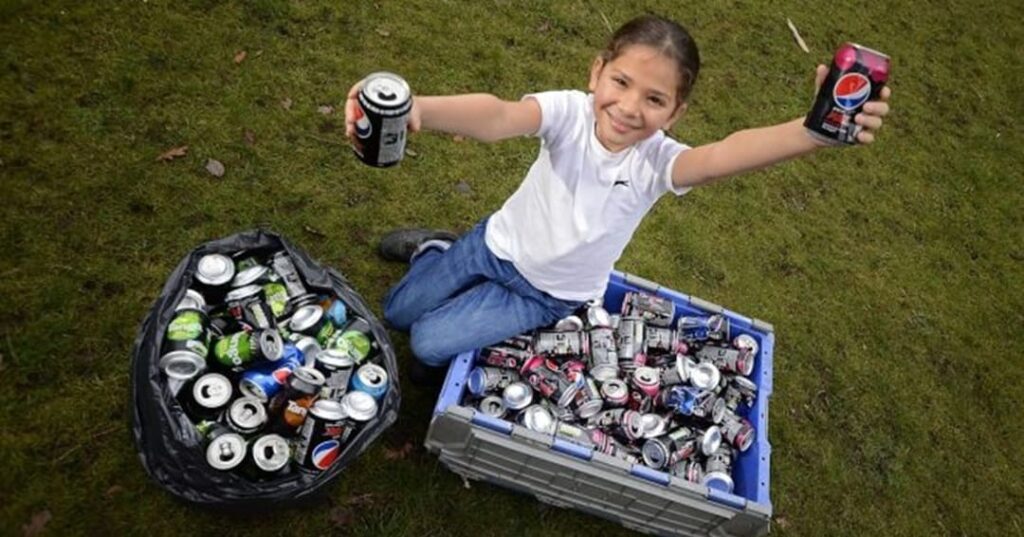 joven que recicla latas y dona ganancias