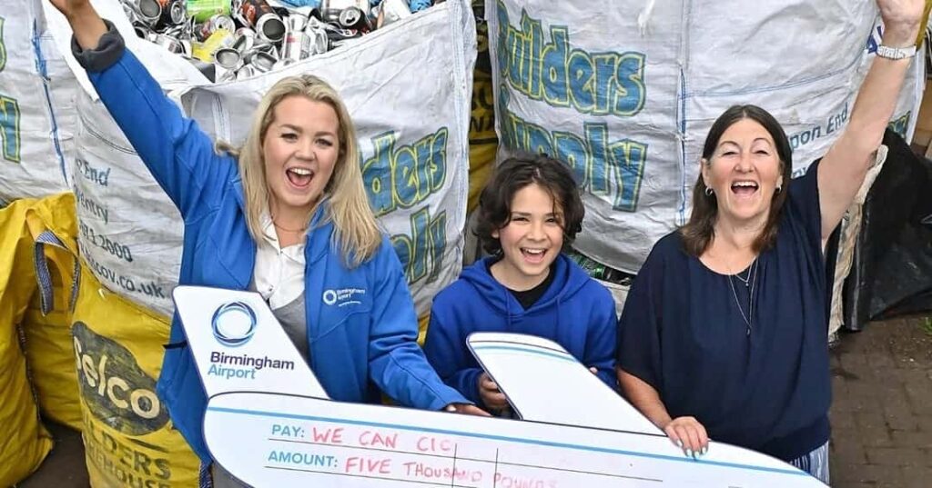 joven que recicla latas y dona ganancias