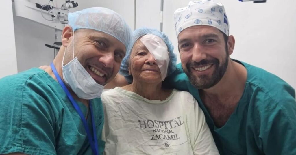 oftalmólogos españoles devuelven la vista a pacientes