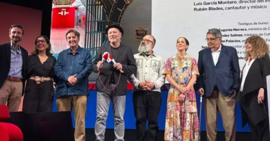 Rubén Blades deja su legado al Instituto Cervantes 1 Rubén Blades entregó su legado a la Caja de las Letras