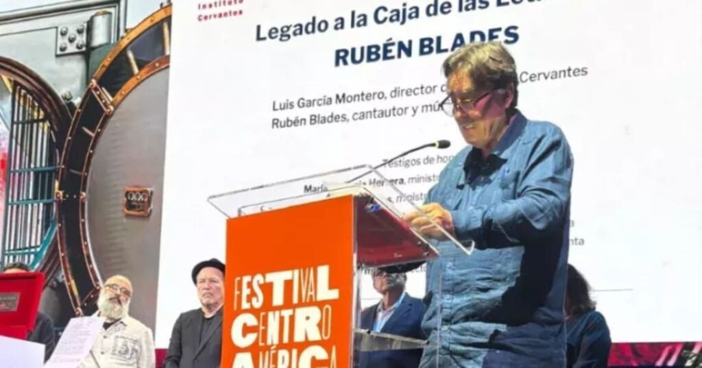 Rubén Blades deja su legado al Instituto Cervantes 2 Rubén Blades entregó su legado a la Caja de las Letras