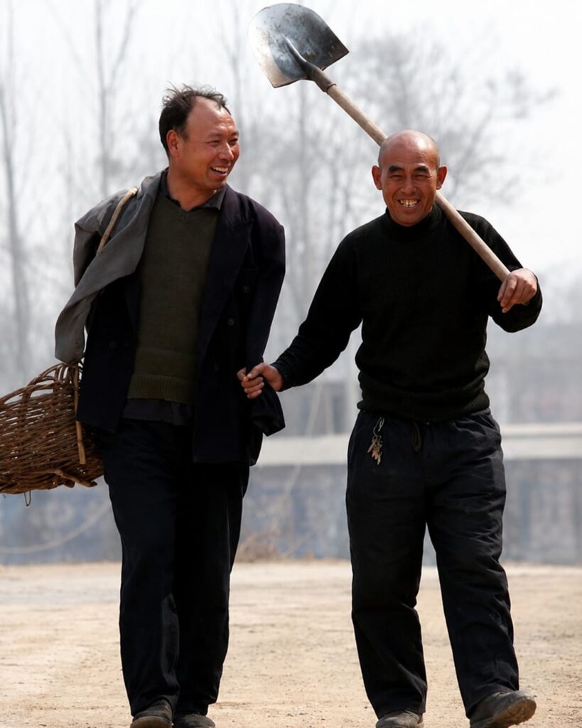 dos amigos con discapacidades reforestan en China