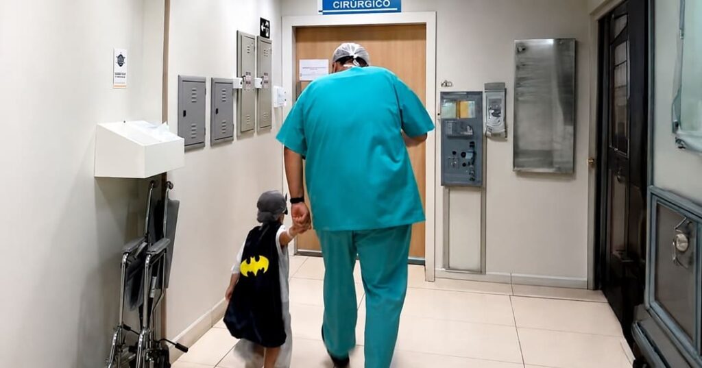 médico brasileño que viste niños de superhéroes