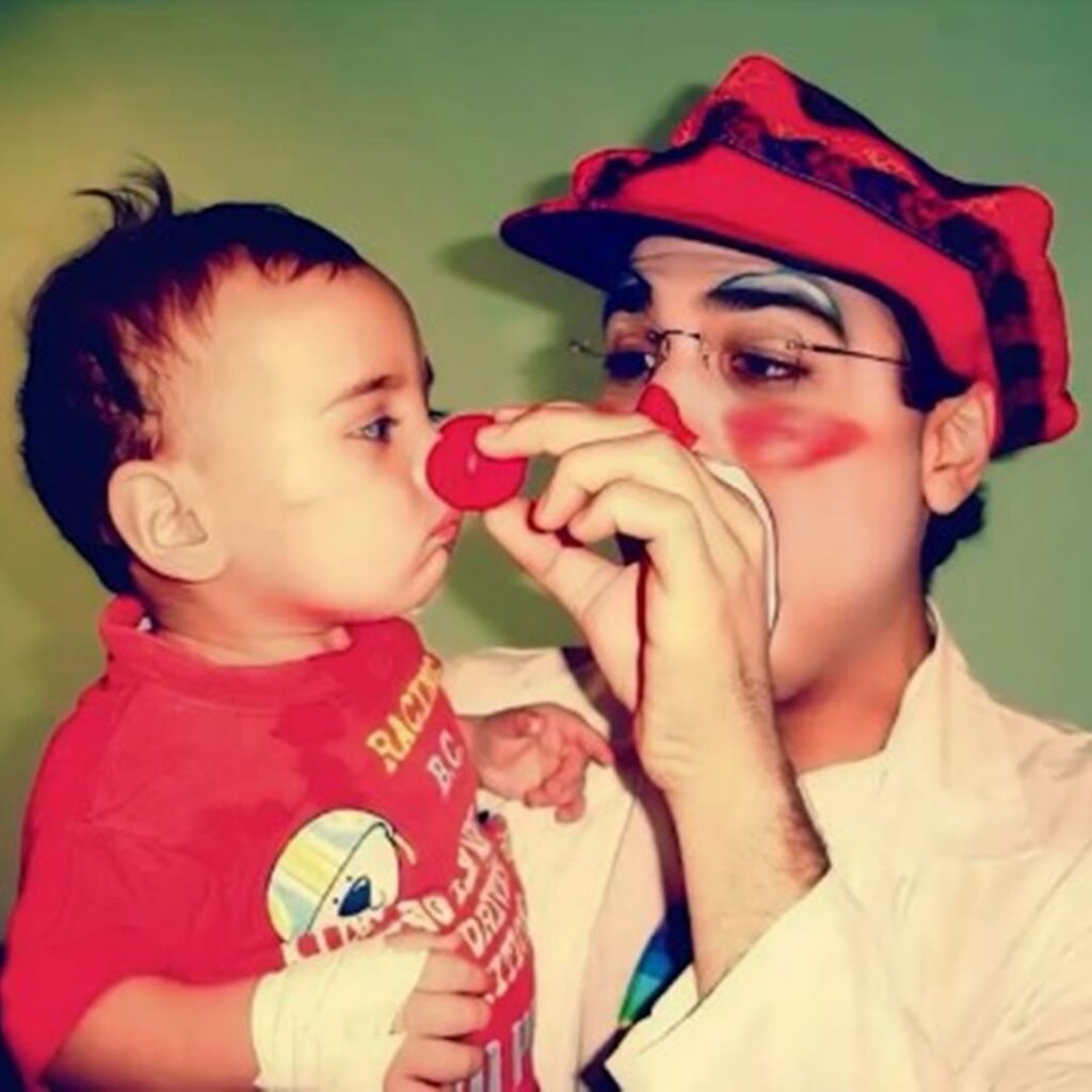 médico brasileño que viste niños de superhéroes