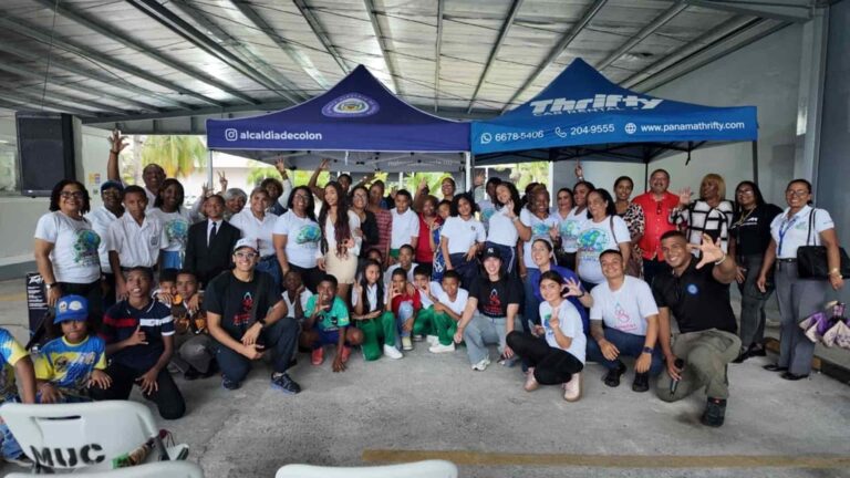 reciclaje de plástico transforma escuelas en Colón