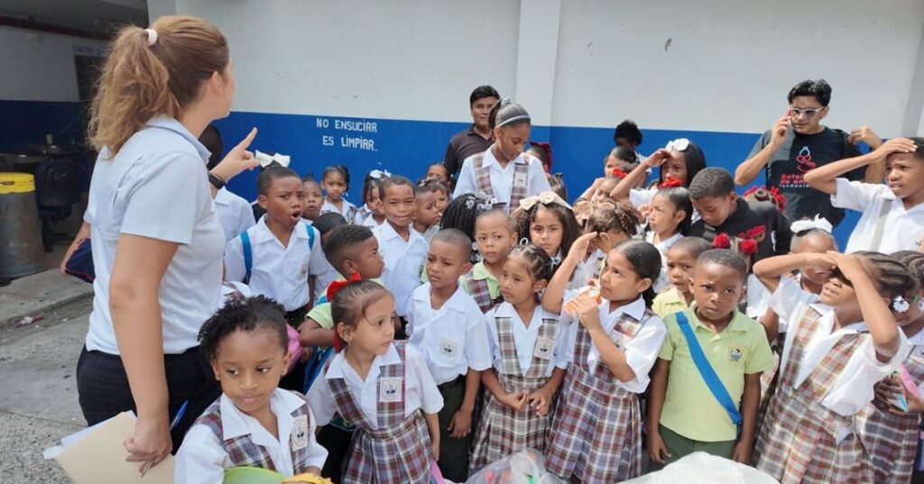 reciclaje de plástico transforma escuelas en Colón