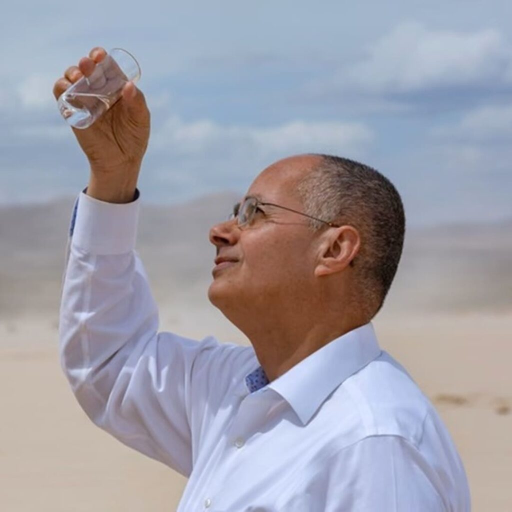 Nobel crea una máquina que extrae agua del aire