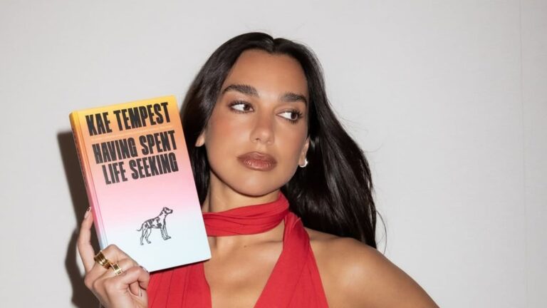 Dua Lipa abre biblioteca de libros prohibidos