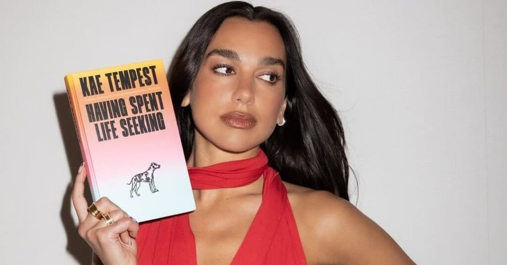 Dua Lipa abre biblioteca de libros prohibidos