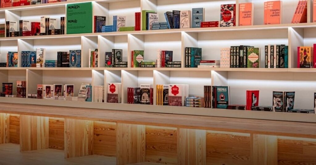 Dua Lipa abre biblioteca de libros prohibidos