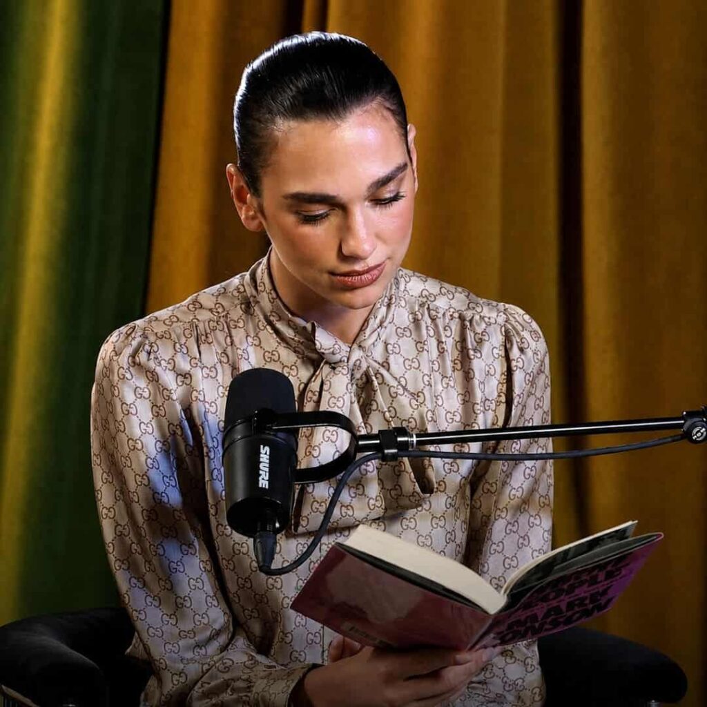 Dua Lipa abre biblioteca de libros prohibidos