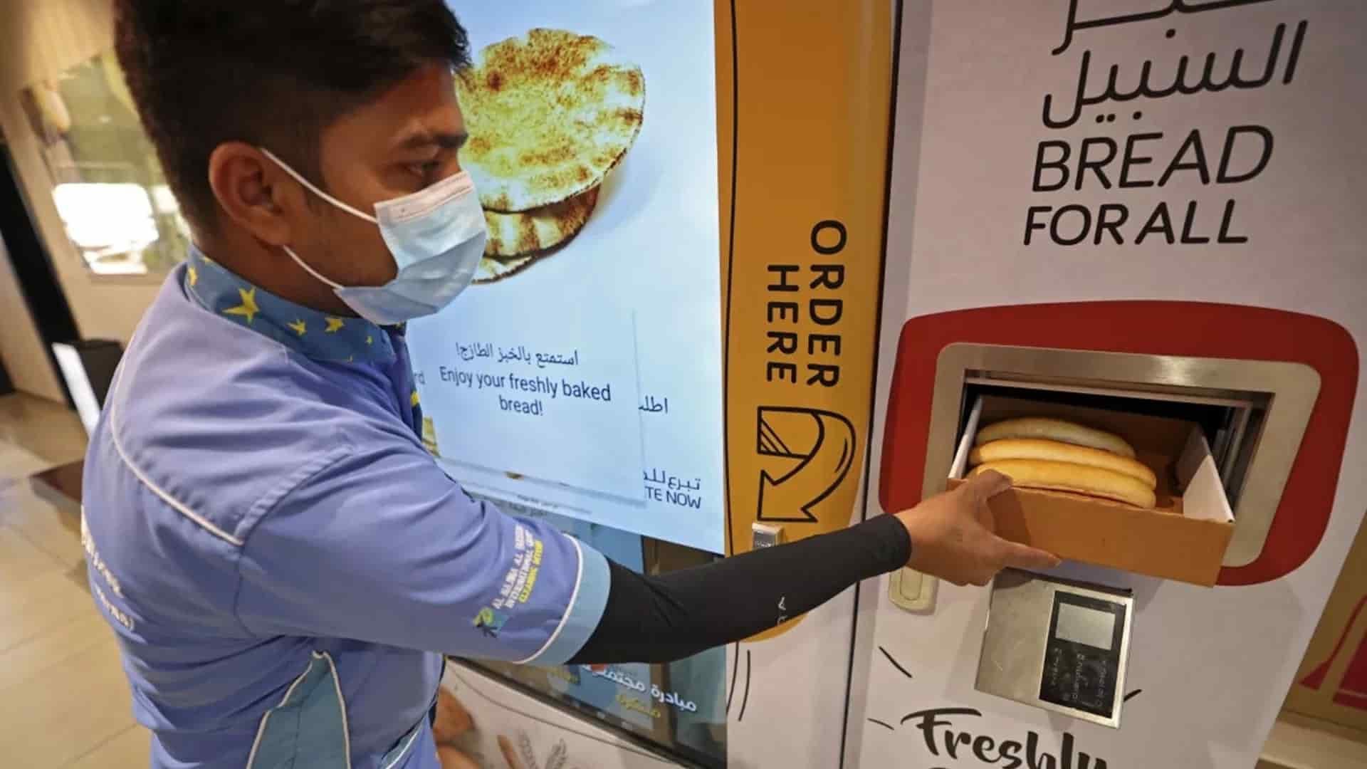 Dubai lanza máquinas expendedoras de pan recién horneado