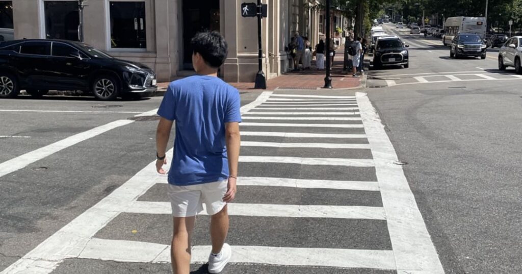A sus 18 años inventó un semáforo que se adapta a la velocidad de cada peatón 1 Estudiante de secundaria inventa sistema de semáforo