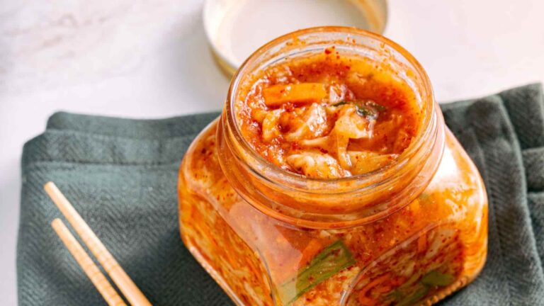 kimchi con probióticos elimina microplásticos del intestino