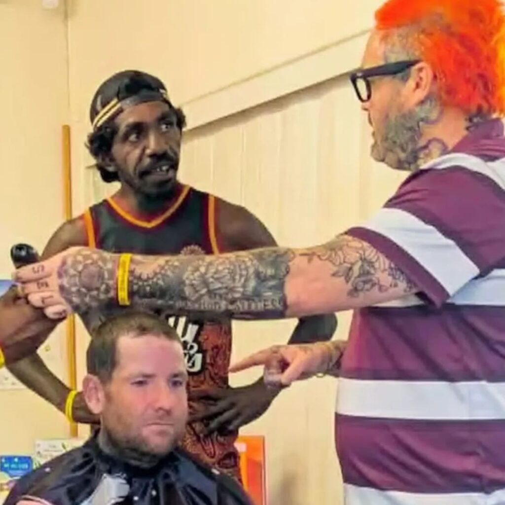 barbero australiano enseña su oficio en Mornington Island