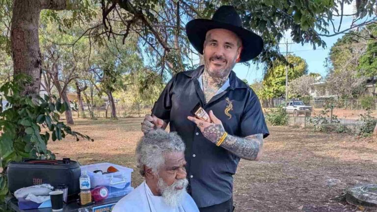 barbero australiano enseña su oficio en Mornington Island
