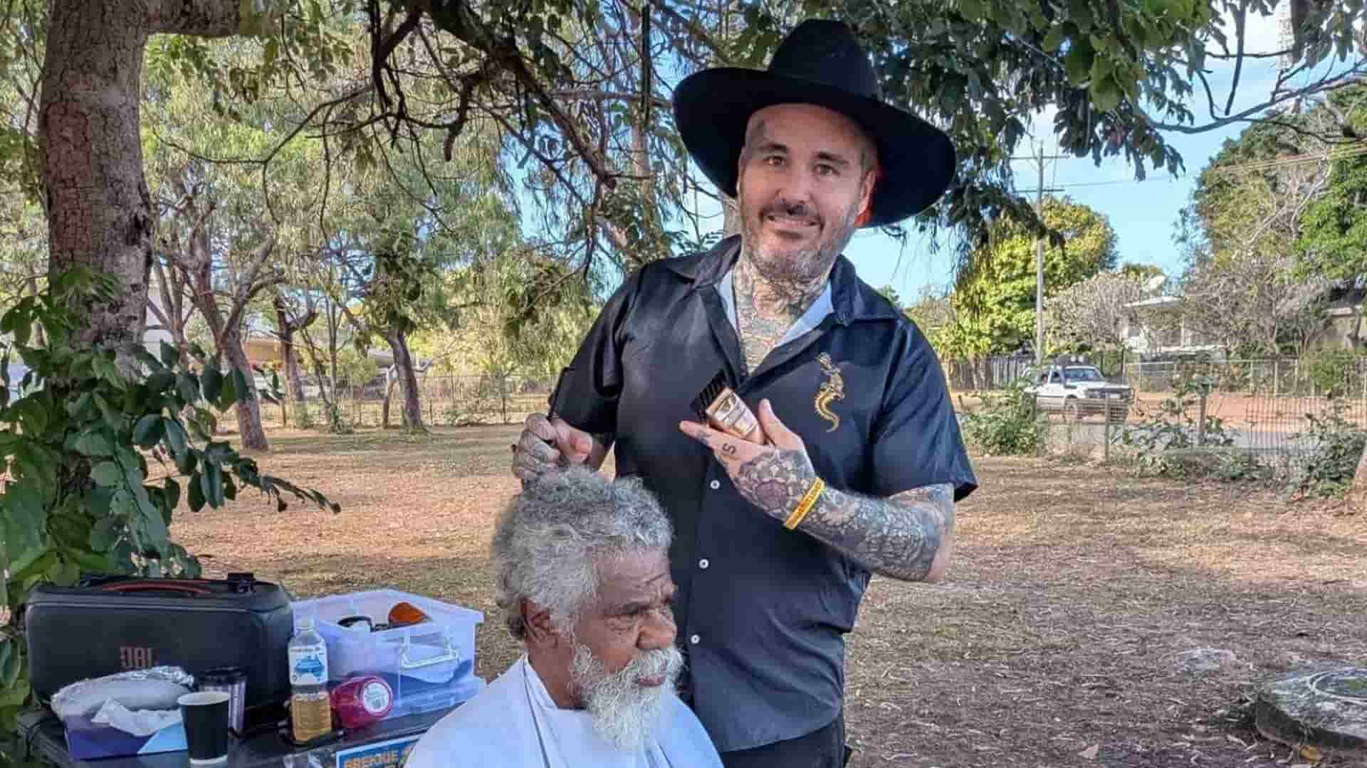 barbero australiano enseña su oficio en Mornington Island