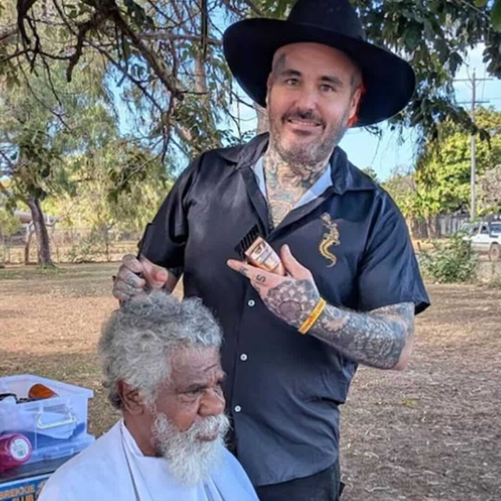 barbero australiano enseña su oficio en Mornington Island