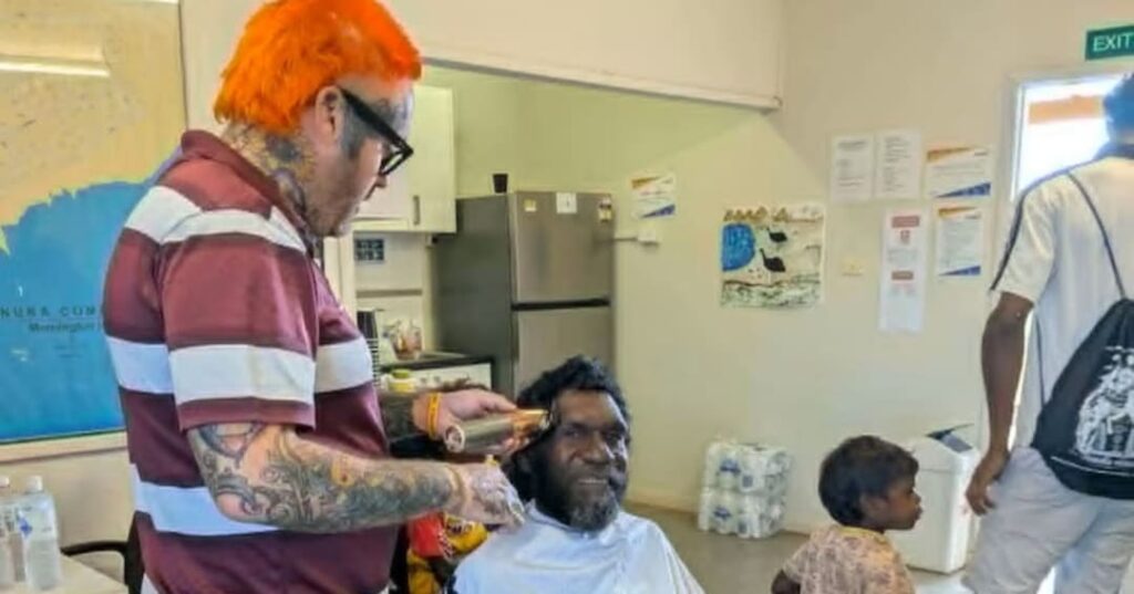 barbero australiano enseña su oficio en Mornington Island