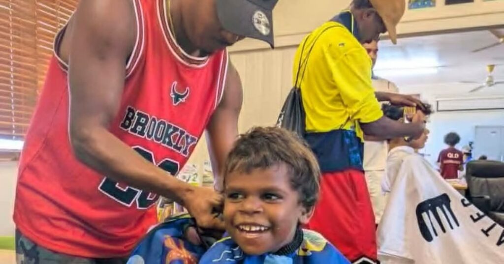 barbero australiano enseña su oficio en Mornington Island