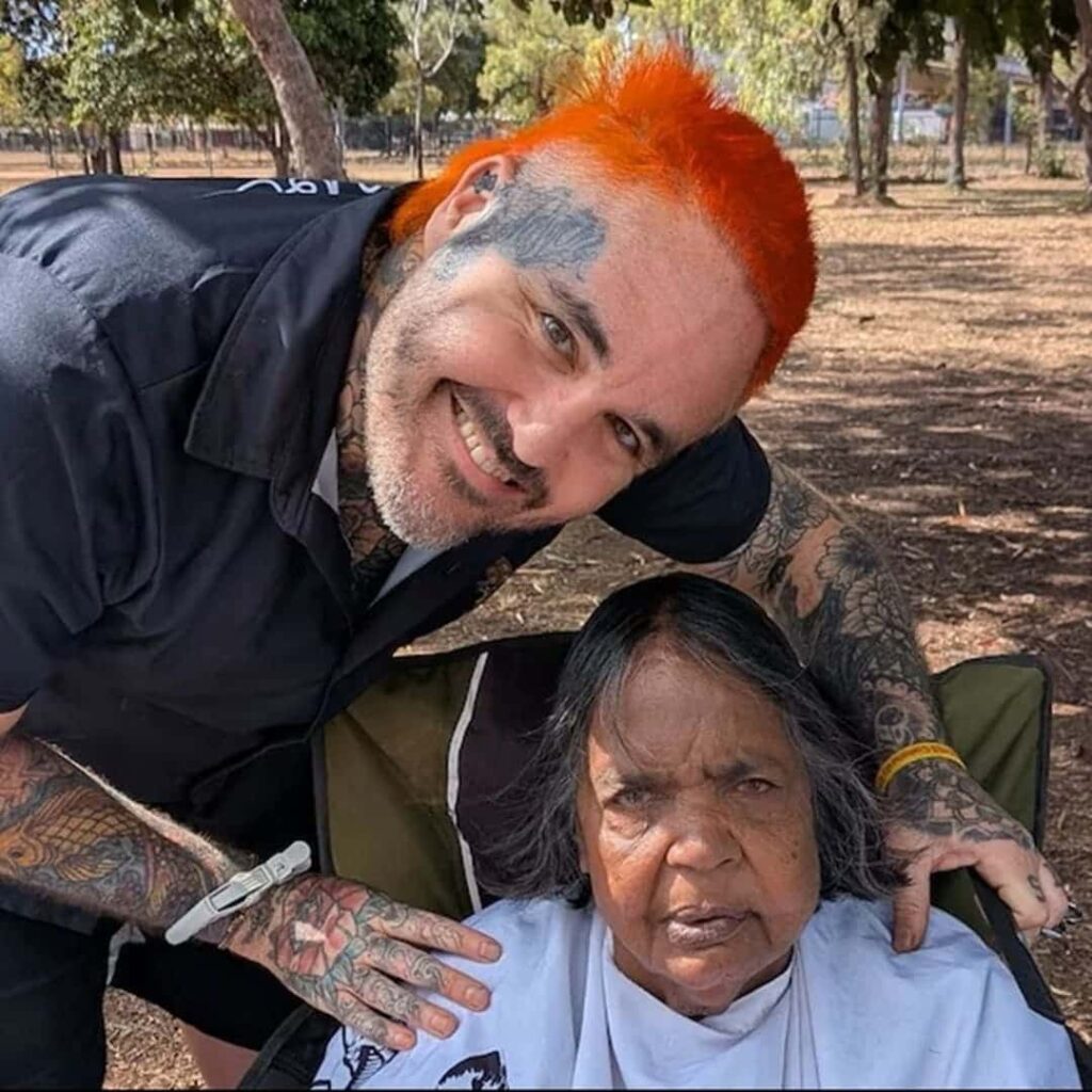 barbero australiano enseña su oficio en Mornington Island