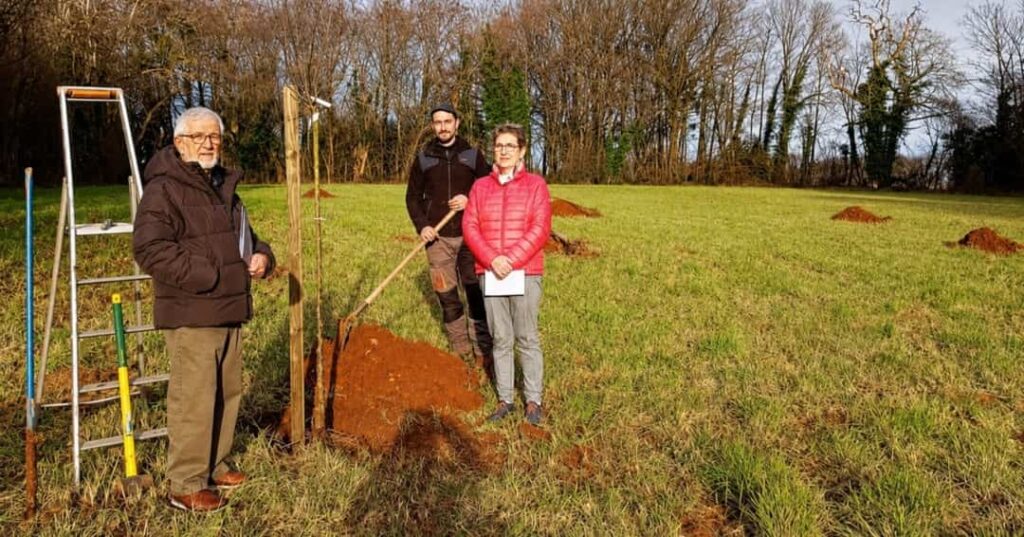 Donó su campo vacío al pueblo para convertirlo en huerto comunitario 4 hombre dona campo vacío a su pueblo