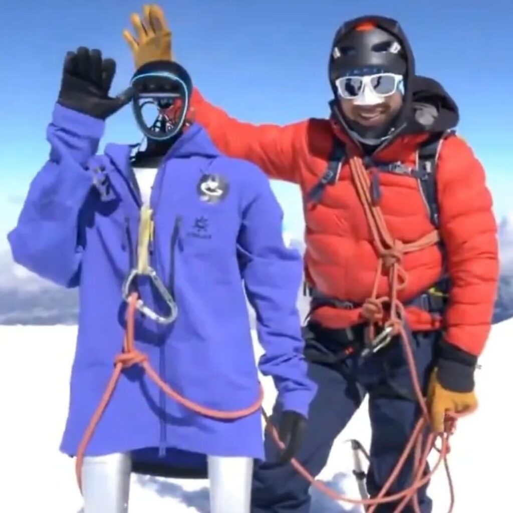 robot humanoide escala el volcán Chimborazo
